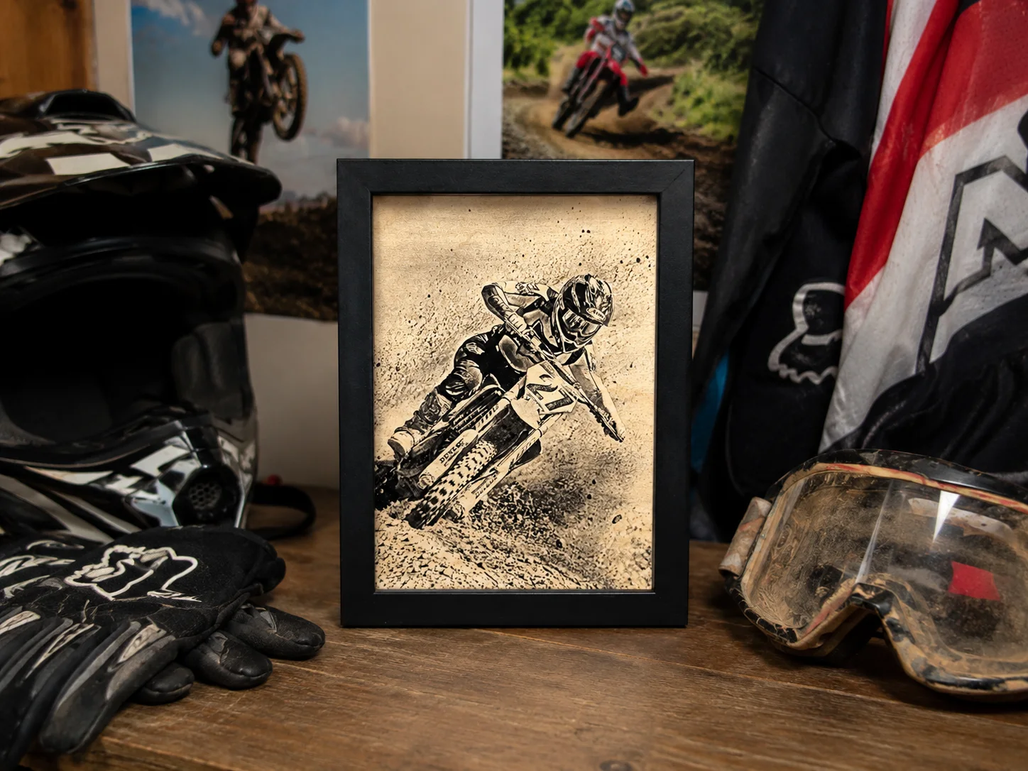 Motocross-versenyző fényképéből készített keretezett fotógravír